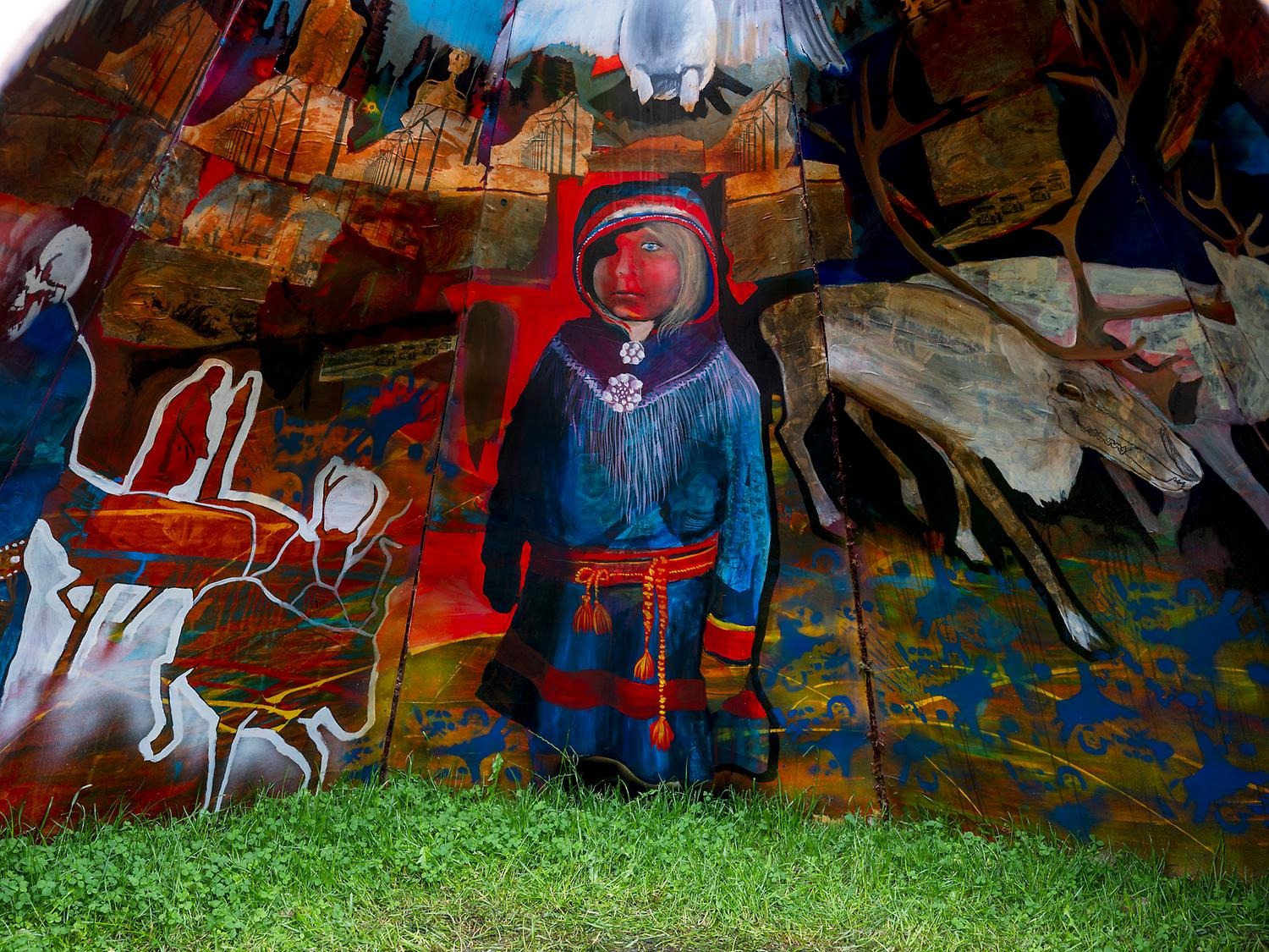 Konstverket Reclaim Saivo, med kollage av samiska omgivningar och ett samisk barn i kolt