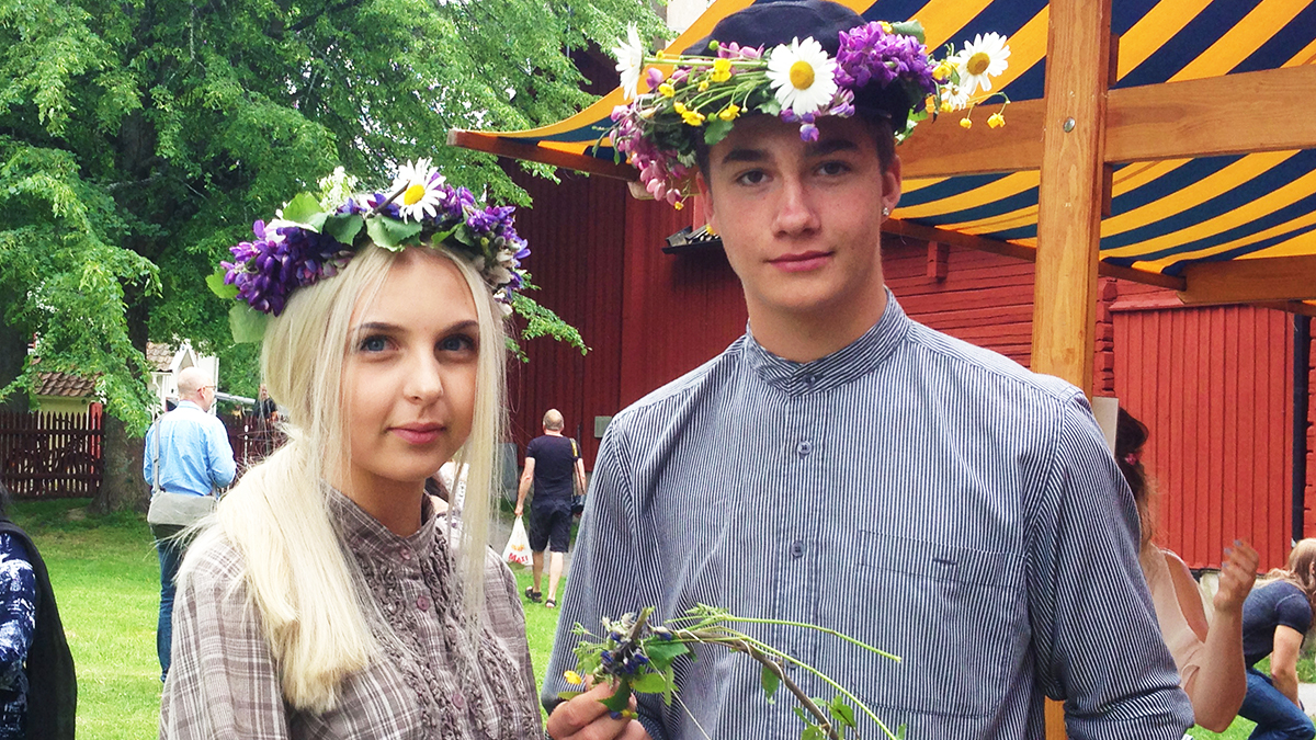 Två personer i blomsterkrans i håret