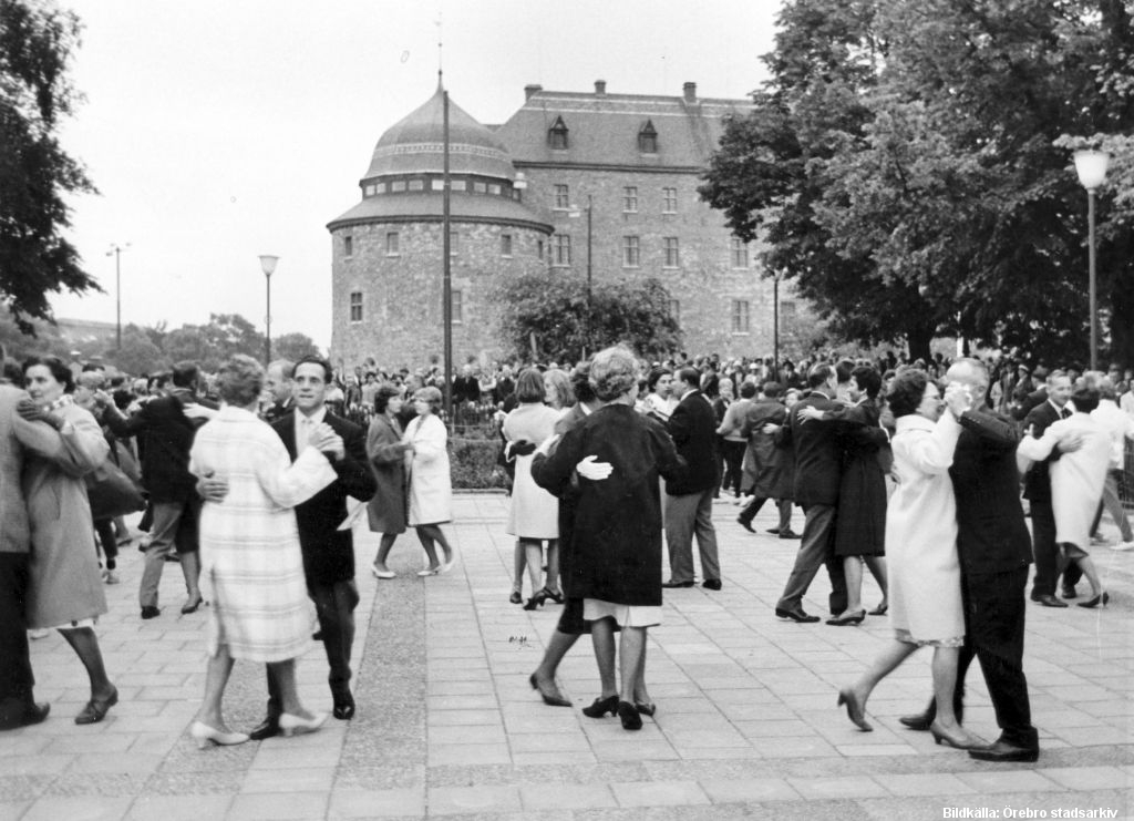 Dansande par, i bakgrunden syns Örebro slott.