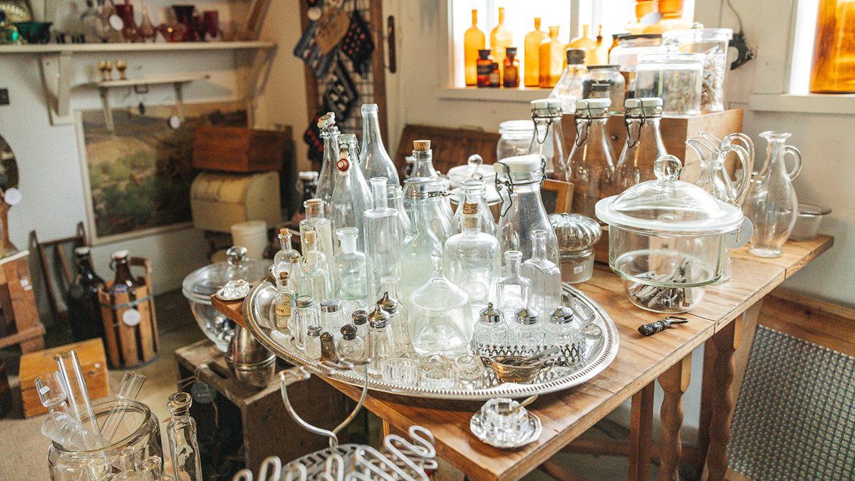 Massor med glasprodukter på ett bord