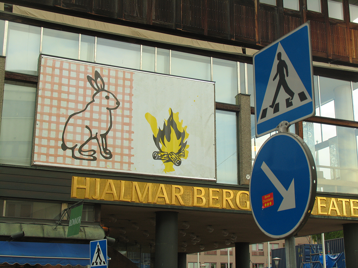 Över Hjalmar Bergman Teatern sitter en vepa föreställandes en grafisk design av en kanin och en eldbrasa.