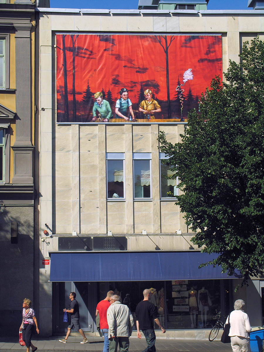 En vepa på en fasad föreställande tre barn och en röd bakgrund.