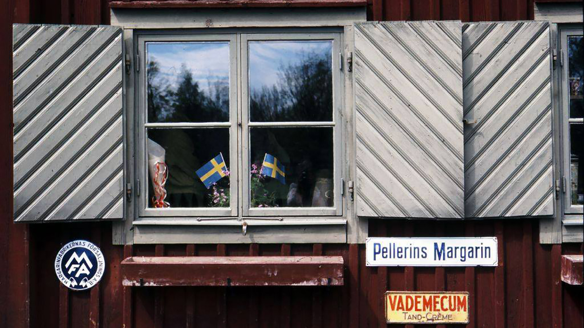 Svenska flaggor i ett fönster