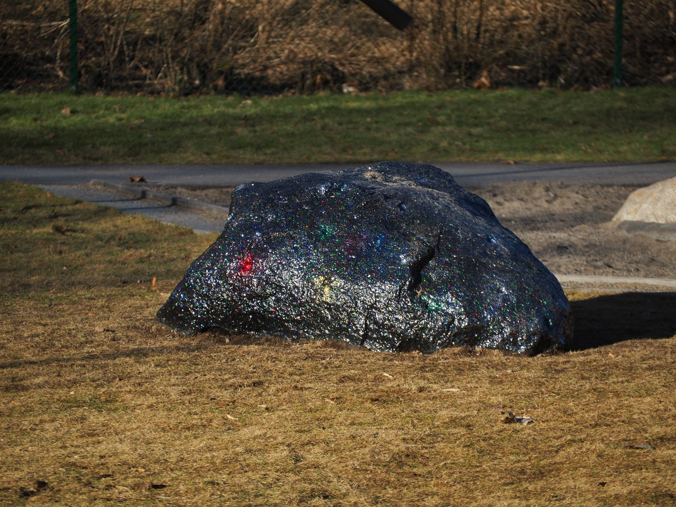En sten beklädd med glitterlack.
