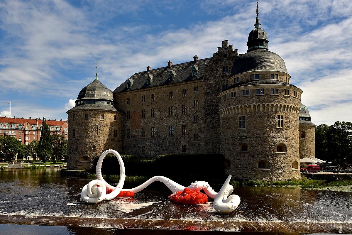 På vattnet framför Örebro Slott ringlar sig en stor vit skulptur liknandes en tentakel.