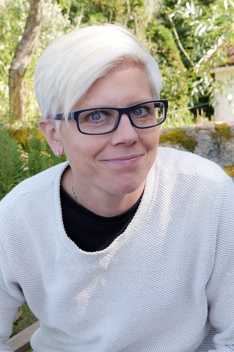 Bilden föreställer författaren Ebba Berg. Korthårig kvinna med glasögon och grått hår