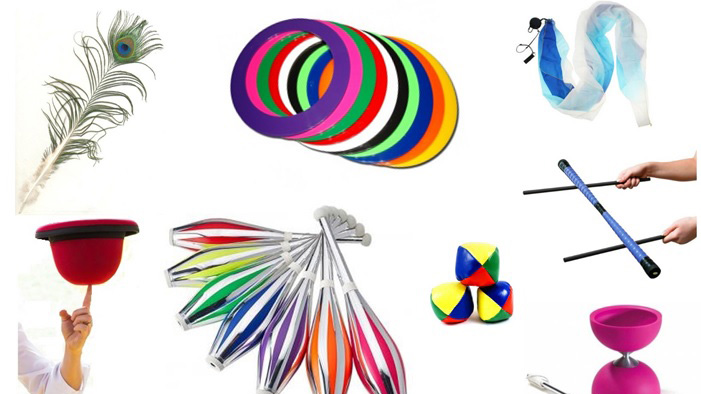 Bilden föreställer ett antal olika cirkusatribut som bollar, ringar och käglor mot en vit bakgrund